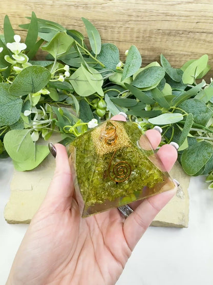 Peridot Orgonite Pyramid with Clear Quartz Point – Emotional Renewal & Abundance Amplifier