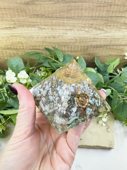 Chrysoprase Orgonite Pyramid with Clear Quartz Point – Heart‑Healing & Energy‑Balancing Crystal Pyramid