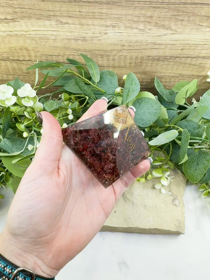 Garnet Orgonite Pyramid with Clear Quartz Point – Energy Amplifying Resin Pyramid 8.5oz (≈ 2.7" × 2.1")